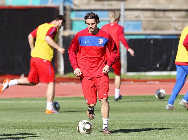 Ein Bekannter aus der Bundesliga: Dortmund-Verteidiger Neven Subotic (M.) beim Training Serbiens.