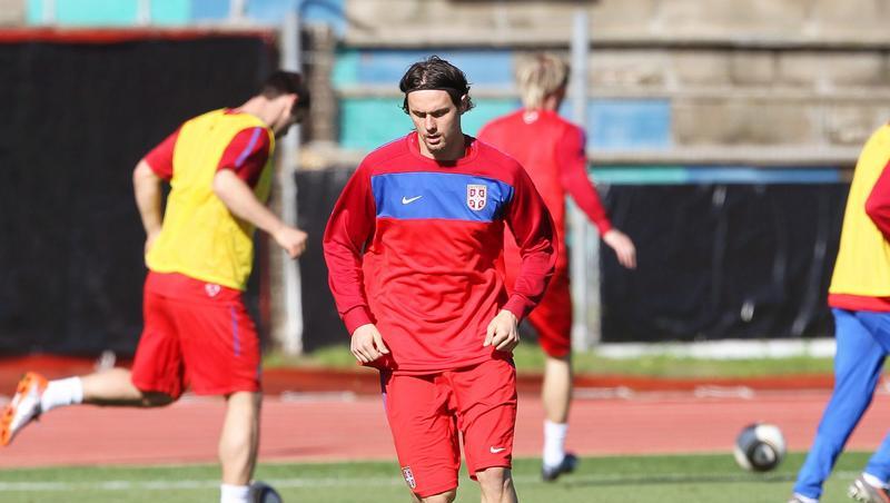 Ein Bekannter aus der Bundesliga: Dortmund-Verteidiger Neven Subotic (M.) beim Training Serbiens. Ein Bekannter aus der Bundesliga: Dortmund-Verteidiger Neven Subotic (M.) beim Training Serbiens.