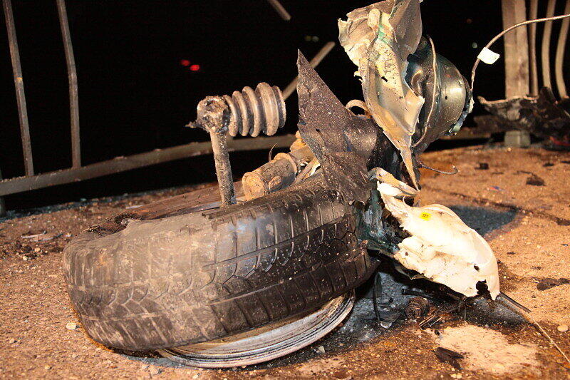 Bei einem Horror-Unfall in der Nähe von Altötting wurde dieses Auto völlig zerfetzt.