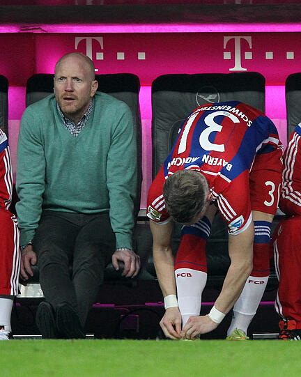Wenig später ruft Guardiola Schweinsteiger wieder zu sich. Der Bayern-Star macht sich bereit für seine Einwechslung.