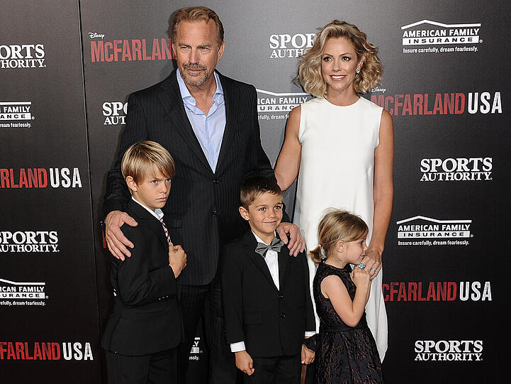 Kevin Costner (60) ist Vater von sieben Kindern von drei verschiedenen Frauen. Zuletzt brachte seine zweite Ehefrau Christine Baumgartner (41) im Juni 2010 Tochter Grace Avery zur Welt - der Hollywood-Star war zu diesem Zeitpunkt 55 Jahre alt