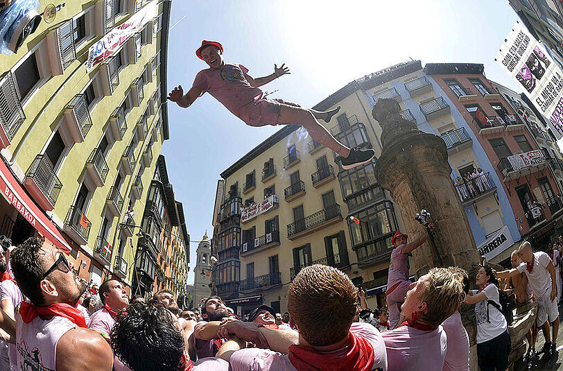 Fans und Demonstranten auf dem Sanfermines-Festival 2015 in Pamplona.