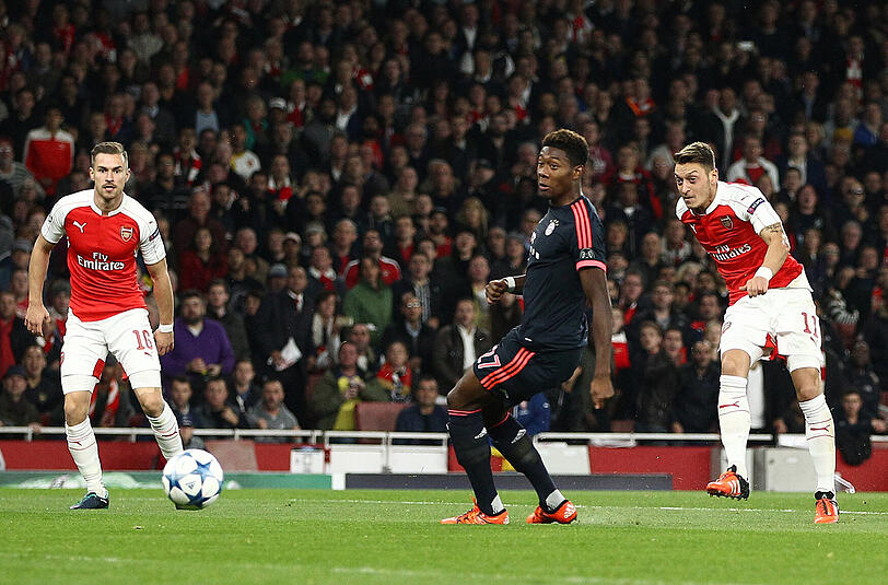 Özil schießt aufs Tor; Alaba kann nur hinterher schauen.