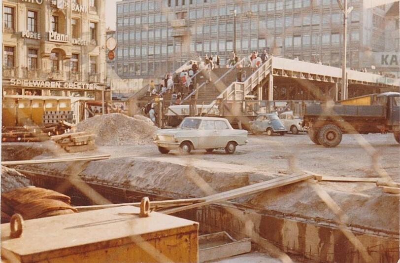 Bedingt barrierefrei: Die hölzerne Brücke gehörte Ende der 60er, Anfang der 70er Jahre zum gewohnten Stadtbild am Stachus. Wer die Sonnenstraße überqueren wollte, musste da drüber gehen &ndash; also alle. Darunter entstehen zu der Zeit S-Bahn und Stachus-Einkaufszentrum.