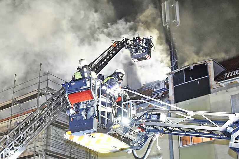 Die Einsatzkräfte mussten 40 Bewohner in Sicherheit bringen. Die Flammen hatten vom ersten Haus auf einen benachbarten Dachstuhl übergegriffen.