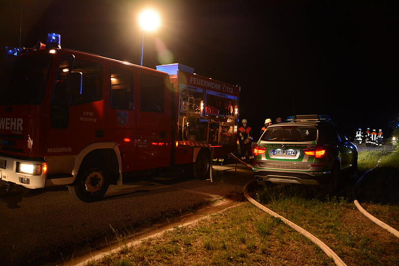 Die Maschinenhalle kam vergleichsweise unbeschadet davon - dafür zerstörte der Brand einen Traktor sowie mehrere Anhänger. Die Bilder aus Gerzen bei Landshut.