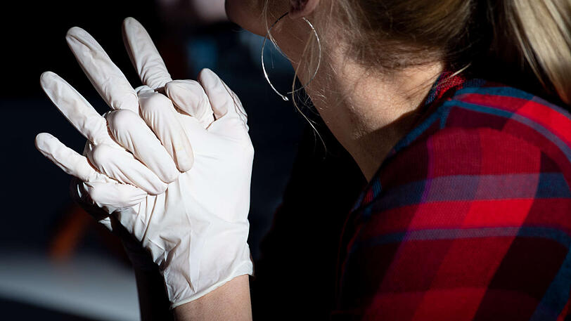 Bereit für die Auszählung &ndash; mit Handschuhen, die tatsächlich etwas zu groß anmuten.