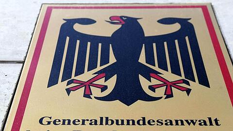 Ein Hinweisschild mit Bundesadler und dem Schriftzug "Generalbundesanwalt beim Bundesgerichtshof".
