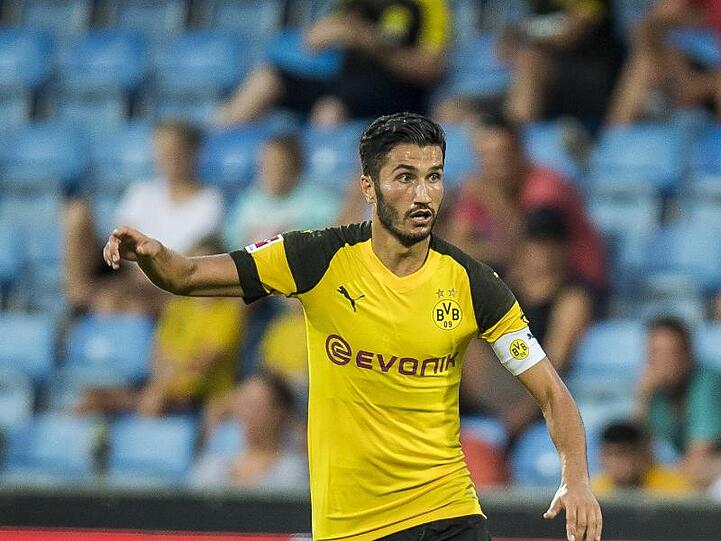 Nuri Sahin spielt den Ball. Foto: David Inderlied/Archiv
