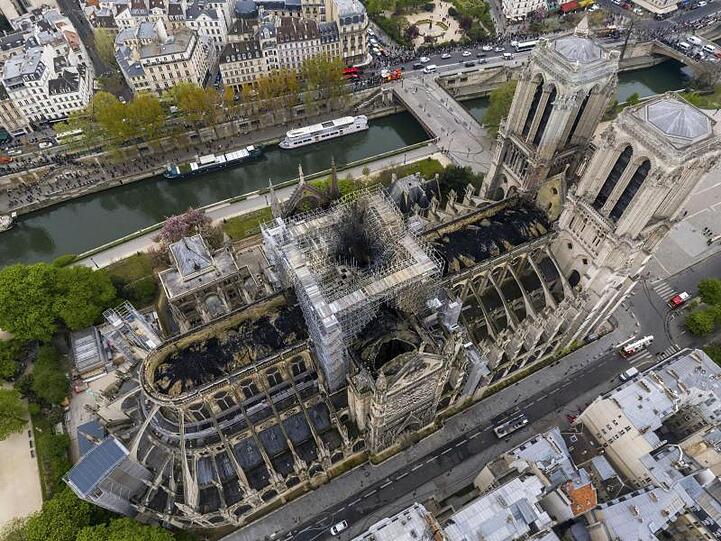 Blick von oben auf die Pariser Kathedrale Notre-Dame. Die Brandschäden sind deutlich zu sehen.