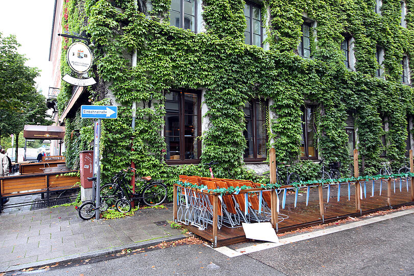 9. Utzschneiderstraße 1: Hier befand sich das legendäre Kay's Bistro. Der Betreiber Kay Wörsching hat inzwischen in der gleichen Straße die Bar Marimba eröffnet. Das Interieur stammt großteils noch aus dem Bistro, das auch Freddie Mercury immer gerne besuchte.
