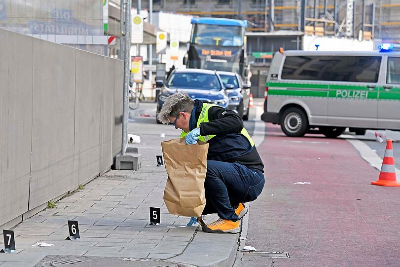 Die Kripo-Beamten suchen die Sonnenstraße gründlich ab.