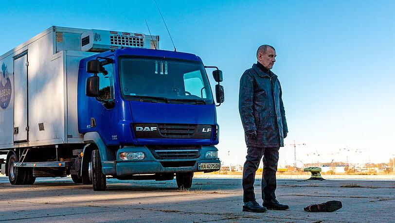 "Der Usedom-Krimi: Schlepper": Michail Leskow (Jevgenij Sitochin) auf dem Parkplatz des Kühllasters. "Der Usedom-Krimi: Schlepper": Michail Leskow (Jevgenij Sitochin) auf dem Parkplatz des Kühllasters.