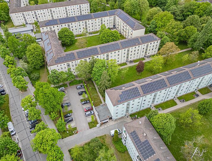 Einige der Gebäude an der Züricher Straße sind schon mit Solarzellen bestückt, die restlichen folgen.