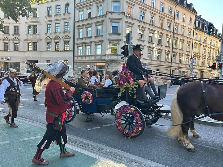 Einzug der Wiesnwirte. Einzug der Wiesnwirte.