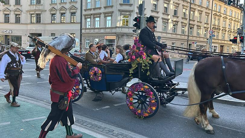 Einzug der Wiesnwirte. Einzug der Wiesnwirte.