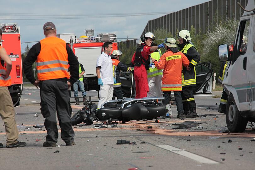 Tragische Aufnahmen vom Unfallgeschehen auf der A99 Richtung Nürnberg Höhe Hohenbrunn.