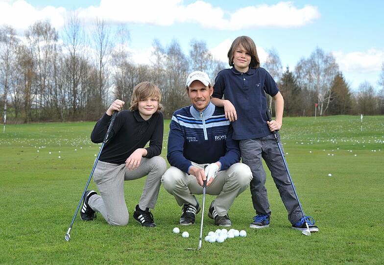 Golf macht Spaß: Tino Schuster (Mitte) mit den Nachwuchsgolfern Max (re.) und Niklas.