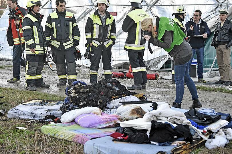 Nach dem Brand in einem Wohnabteil kollabierte die Traglufthalle.