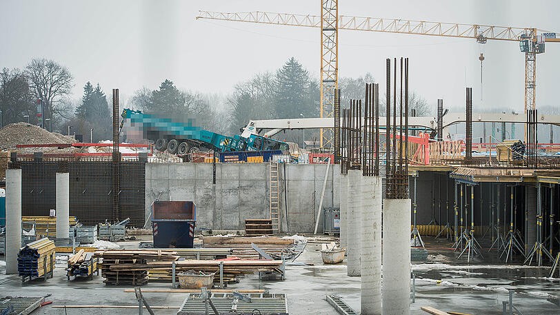 Am Donnerstagvormittag stürzte auf einer Baustelle in Freising eine Betonpumpe auf zwei Arbeiter - sie starben noch vor Ort.