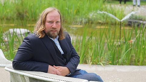 Grüner im Grünen: Anton Hofreiter im Innenhof der AZ.