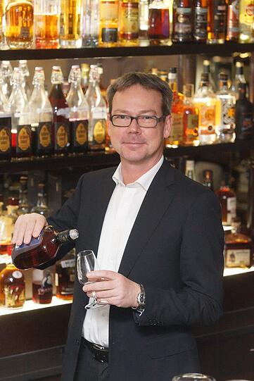 Der Botschafts-Chef schenkt ein: Winfried Gärtner.
