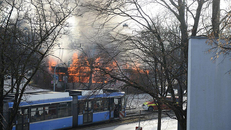 Die Flammen schlugen hoch aus dem Kulturpavillon.