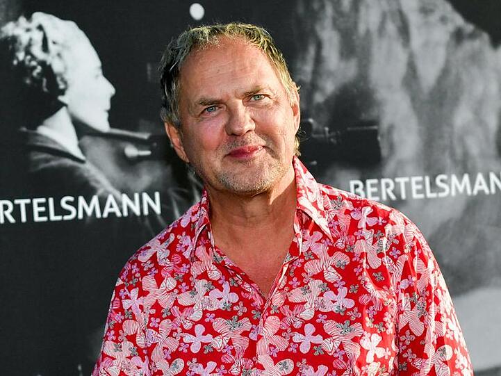 "Ich muss mir die einfache Frage stellen: Hätte ich meinen Partner, wie ich ihn jetzt behandele, auch so am Tag des Kennenlernens behandelt? Viele müssten das vermutlich verneinen", sagt Ochsenknecht.