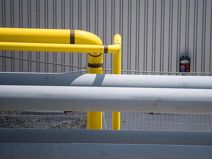 Eine gelbe Leitung mit Gas führt über das Gelände eines Gaskraftwerkes. Foto: Sebastian Gollnow/dpa/Archivbild