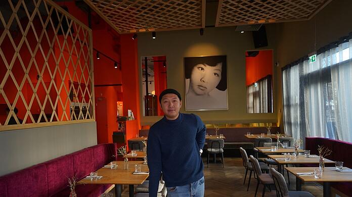 Viet-Dúc Nguyen, hier mit Mutter Thi Nong, lädt die AZ-Leserinnen und -Leser im März ein zur AZ Essklasse ins Jaadin Grillhouse.