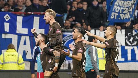 Feierstimmung: Der FC St. Pauli besiegte im Stadtderby souverän den HSV.