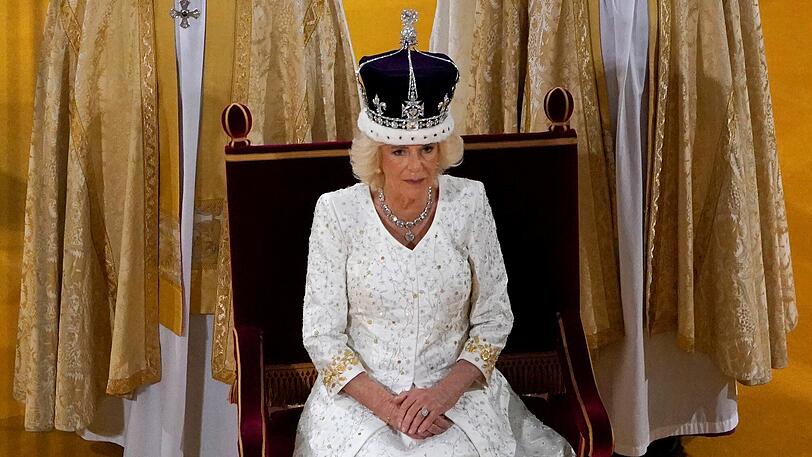 Königsgemahlin Camilla (vorne) wird während ihrer Krönungszeremonie in der Westminster Abbey mit der Krone von Königin Mary gekrönt. Camilla ist zur britischen Königin gekrönt worden.