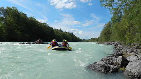 An manchen Stellen erinnert die Isar mit ihrem eisblauen Wasser an Kanada. Wer will da nicht in ein Schlauchboot oder auf ein Floß steigen?