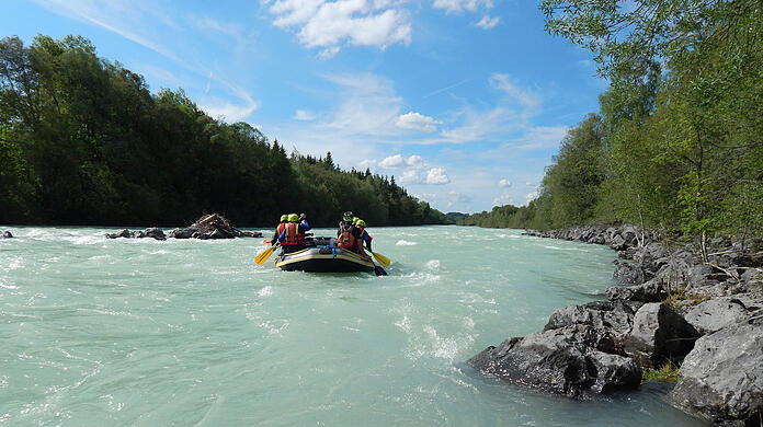 An manchen Stellen erinnert die Isar mit ihrem eisblauen Wasser an Kanada. Wer will da nicht in ein Schlauchboot oder auf ein Floß steigen?
