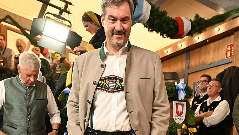 Markus Söder (CSU), Ministerpräsident von Bayern, steht vor dem Anstich des ersten Oktoberfestfasses in Tracht im Schottenhammel-Festzelt. Die Wiesn findet vom 21. September bis 6. Oktober 2024 statt.