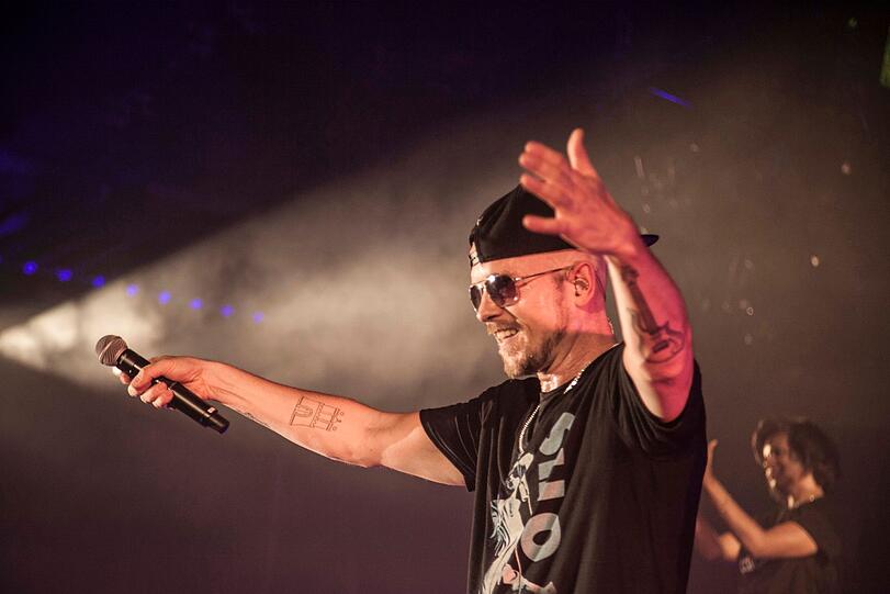 Jan Delay ist im HipHop ebenso zuhause wie im Reggae, Funk oder im Soul. Jan Delay ist im HipHop ebenso zuhause wie im Reggae, Funk oder im Soul.