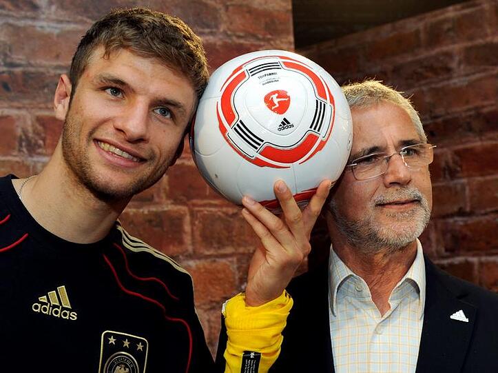 Thomas Müller (r) und sein Vorbild Gerd Müller.