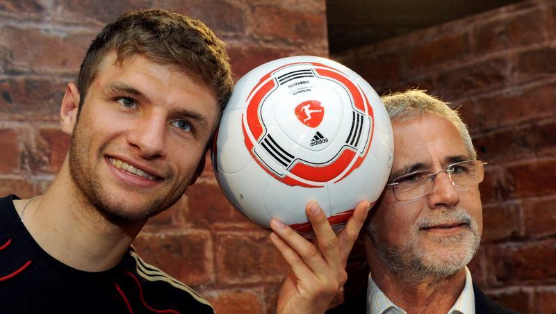 Thomas Müller (r) und sein Vorbild Gerd Müller.