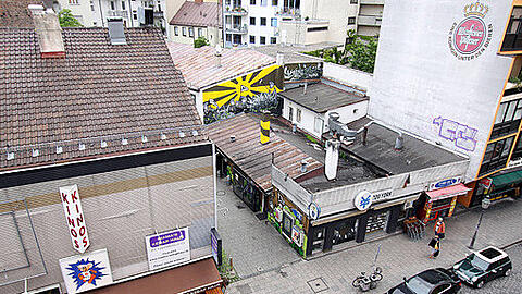 Geschlossen: Die Baracke der Schwabinger 7 im Hinterhof und das Monopol-Kino.