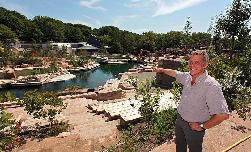 Der Direktor des Nürnberger Tiergarten, Dag Encke zeigt auf die neue umstrittene Delfin-Lagune im Nürnberger Zoo. So sah die Baustelle aus.