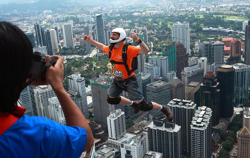 Bilder vom Base-Jumping-Treffen in Kuala Lumpur. Da wird's einem beim Hinschauen schlecht.