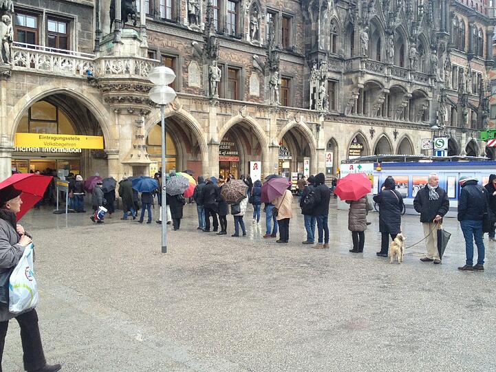 Endspurt für das Volksbegehren gegen die Studiengebühren. Die Schlange vor dem Rathaus. "Es geht aber schnell", sagt ein Student