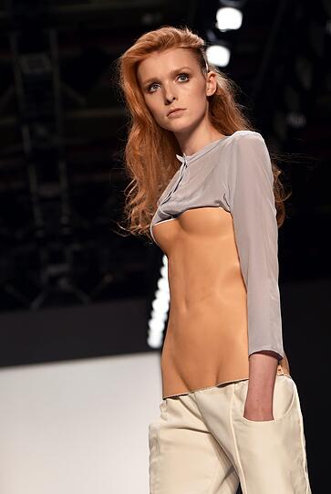 Die Kreationen von Marina Hoermanseder auf der Fashion Week in Berlin.