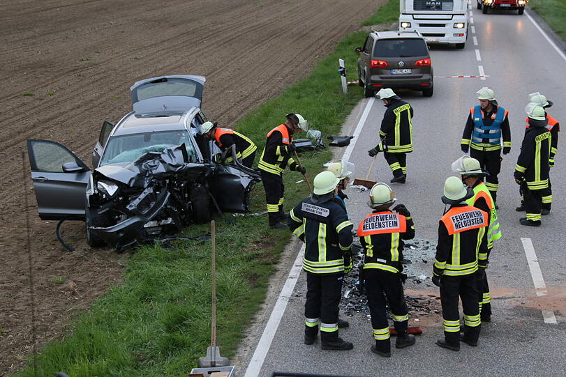 Eine 18-jährige Fahranfängerin kam mit ihrem Auto auf die Gegenfahrbahn und prallte frontal mit einem entgegenkommenden BMW zusammen.