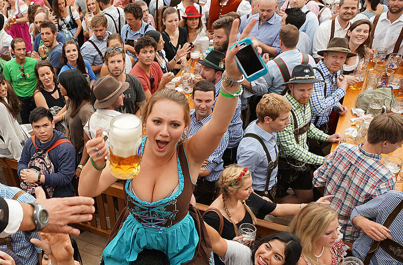 Und irgendwann gab es dann kein Halten mehr: ausgelassene Stimmung im Hofbräuzelt.