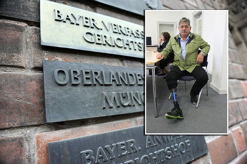 Dieter M. (im Hintergrund Anwältin Eleonore Wunder) zeigt im Gerichtssaal seine Prothese.