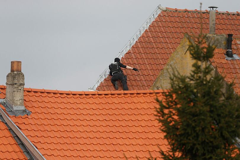 In Brüssel kam es zu einer Schießerei zwischen Polizisten und Terrorismusverdächtigen.