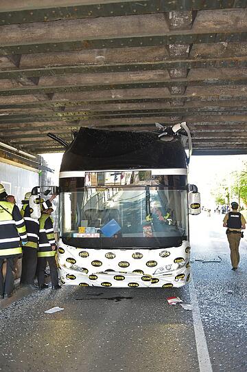 Der Doppeldeckerbus blieb in der Unterführung stecken.