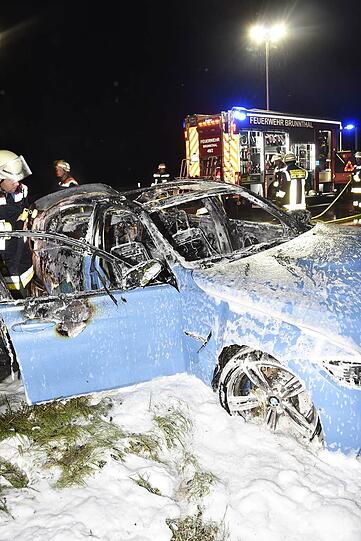 Als die Feuerwehren Brunnthal und Taufkirchen eintrafen, stand der BMW bereits in Vollbrand.