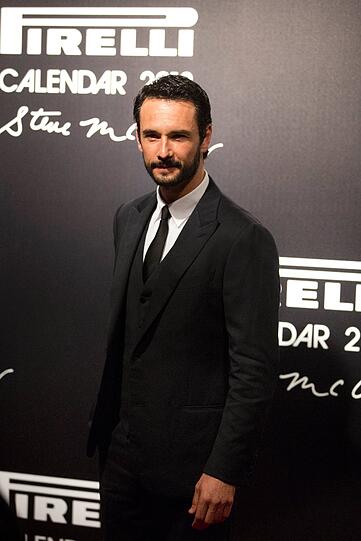 Auch der brasilianische Schauspieler Rodrigo Santoro lässt sich das Modelschau-Laufen auf dem roten teppich für Pirelli nicht entgehen.